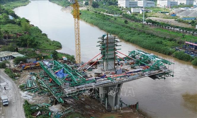 Hiện nhà thầu đã hoàn thành toàn bộ kết cấu phần dưới, gồm mố M2, trụ T8, T9; kết cấu phần trên gồm khối dầm đúc trên đà giáo dài 40m, các khối K0 đến K6 và trụ tháp cao 20m. Ảnh: Quốc Khánh - TTXVN