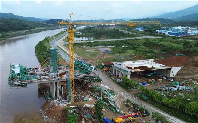 Phía Việt Nam đầu tư xây dựng một nửa cầu chính, gồm một nửa nhịp chính 110m và nhịp 60m, cùng phần cầu dẫn dài 40m đang được nhà thầu đẩy nhanh tiến độ thi công. Ảnh: Quốc Khánh - TTXVN