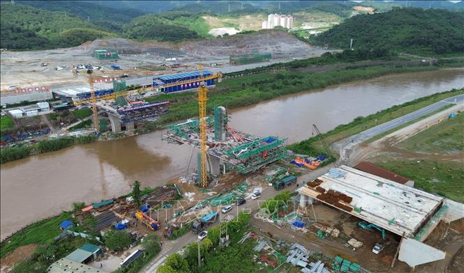 Cầu đường bộ qua sông Hồng khu vực biên giới Bát Xát, tỉnh Lào Cai (Việt Nam) - Bá Sái, tỉnh Vân Nam (Trung Quốc), đến giữa tháng 9/2026 đã hoàn thành gần 65% khối lượng, dự kiến sẽ được hợp long vào cuối năm 2026. Ảnh: Quốc Khánh - TTXVN