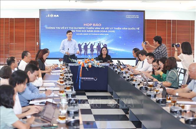 PGS.TS Nguyễn Văn Hiền, Giám đốc Sở Giáo dục và Đào tạo Hà Nội trả lời các câu hỏi của cơ quan thông tấn, báo chí về kỳ thi. Ảnh: Thanh Tùng - TTXVN