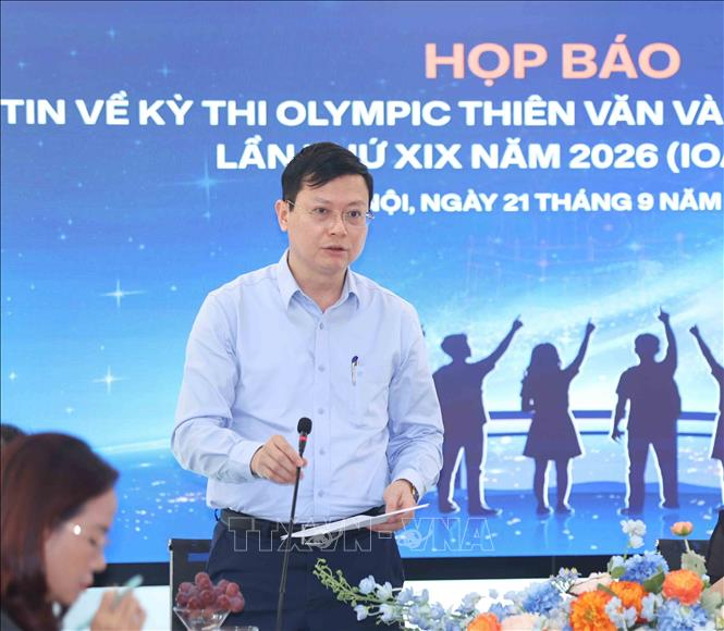 PGS.TS Nguyễn Văn Hiền, Giám đốc Sở Giáo dục và Đào tạo Hà Nội thông tin tới các cơ quan thông tấn, báo chí về kỳ thi. Ảnh: Thanh Tùng - TTXVN