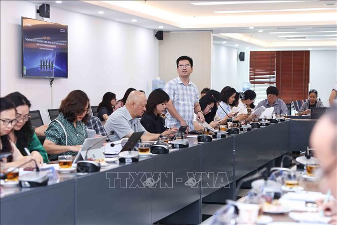 Phóng viên đặt câu hỏi tới Ban tổ chức kỳ thi. Ảnh: Thanh Tùng - TTXVN