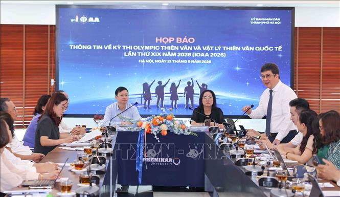 Đại diện Đại học Phenikaa thông tin về địa điểm tổ chức các hoạt động chuyên môn và điều hành của Kỳ thi đã cơ bản hoàn tất. Ảnh: Thanh Tùng - TTXVN
