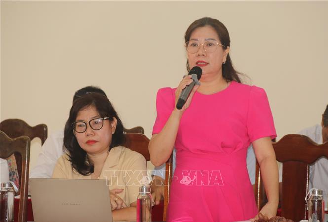 Bà Châu Đình Mai Phương, Hiệu trưởng Trường Tiểu học Nha Trang, tỉnh Khánh Hòa, phát biểu ý kiến trong buổi làm việc với Bộ Giáo dục và Đào tạo Khánh Hòa về mô hình trường học mới. Ảnh: Phan Sáu - TTXVN 