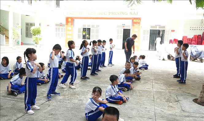 Học sinh Trường Tiểu học Tây Nha Trang cơ sở chính học môn thể dục ngoài trời. Ảnh: Phan Sáu - TTXVN