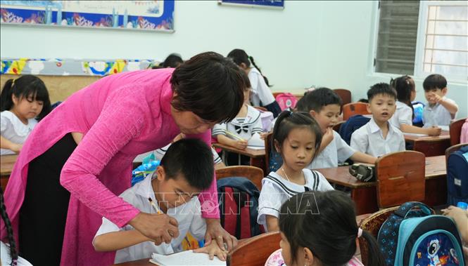 Học sinh lớp 1 Trường Tiểu học Tây Nha Trang được giáo viên rèn luyện viết chữ, đảm bảo hoạt động dạy và học sinh. Ảnh: Phan Sáu - TTXVN