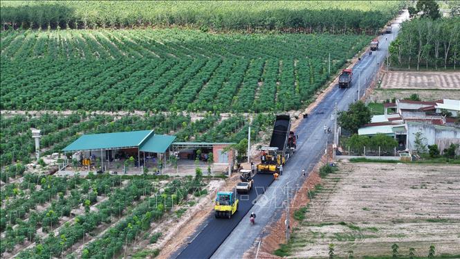 Giao thông nông thôn và liên vùng được Tây Ninh đẩy mạnh xây dựng nhằm hoàn thiện mạng lưới giao thông. Ảnh: Minh Phú - TTXVN