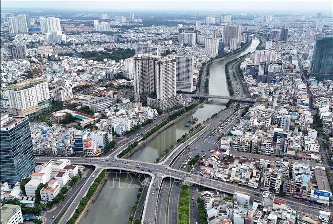 Hạ tầng khu trung tâm TP. Hồ Chí Minh ngày càng được hoàn thiện. Ảnh: Hồng Đạt - TTXVN