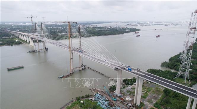 Cầu Phước Khánh trên trục cao tốc Bến Lức - Long Thành đang được gấp rút xây dựng. Ảnh: Công Phong - TTXVN