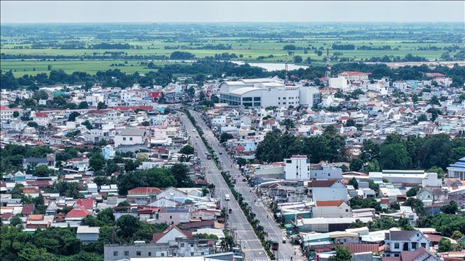 Quốc lộ 22 qua địa bàn tỉnh Tây Ninh là tuyến giao thông quan trọng kết nối các cửa khẩu quốc tế với Campuchia. Ảnh: Minh Phú - TTXVN