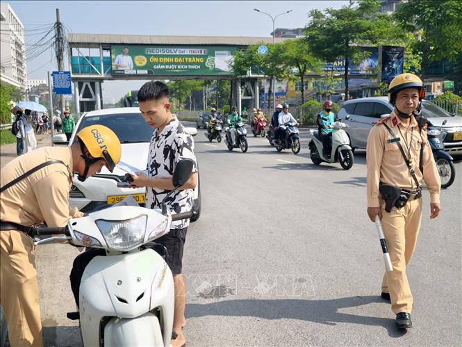 Cán bộ Cảnh sát giao thông kiểm tra giấy tờ của người điều khiển phương tiện trên tuyến Lê Duẩn - Giải Phóng, sáng 21/9/2026. Ảnh: Trung Nguyên - TTXVN