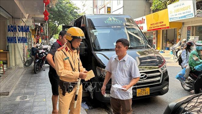 Lực lượng Cảnh sát giao thông kiểm tra phương tiện trong quá trình tuần tra, kiểm soát trên tuyến phố Vọng, sáng 21/9/2026. Ảnh: Trung Nguyên - TTXVN