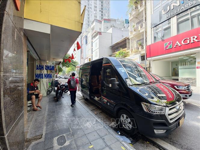 Xe hợp đồng dừng đỗ sai quy định bên đường trên tuyến phố Vọng, phường Tương Mai, Hà Nội, sáng 21/9/2026. Ảnh: Trung Nguyên - TTXVN