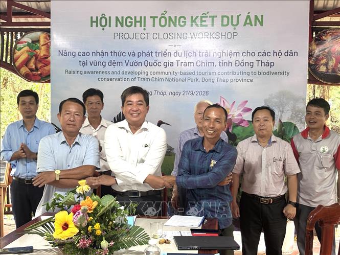 Hội Nông dân tỉnh Đồng Tháp thực hiện ký kết bàn giao trang thiết bị, vật liệu cho các Tổ đội tham gia thực hiện dự án 