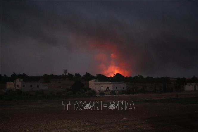 Khói lửa bốc lên từ một địa điểm quân sự của quân đội Syria sau các vụ nổ lớn tại khu vực Al-Hadaba, phía Tây thị trấn Al-Eis, thuộc tỉnh Aleppo, Syria, ngày 21/9/2026. Ảnh: AA/TTXVN phát