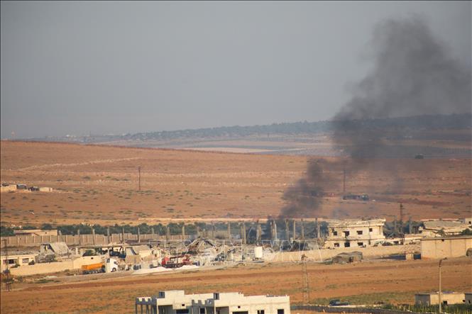 Khói lửa bốc lên từ một địa điểm quân sự của quân đội Syria sau các vụ nổ lớn tại khu vực Al-Hadaba, phía Tây thị trấn Al-Eis, thuộc tỉnh Aleppo, Syria, ngày 21/9/2026. Ảnh: AA/TTXVN phát