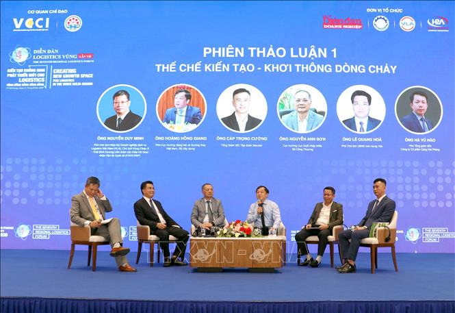 Các đại biểu tham gia tọa đàm tại diễn đàn. Ảnh: Hoàng Ngọc - TTXVN 