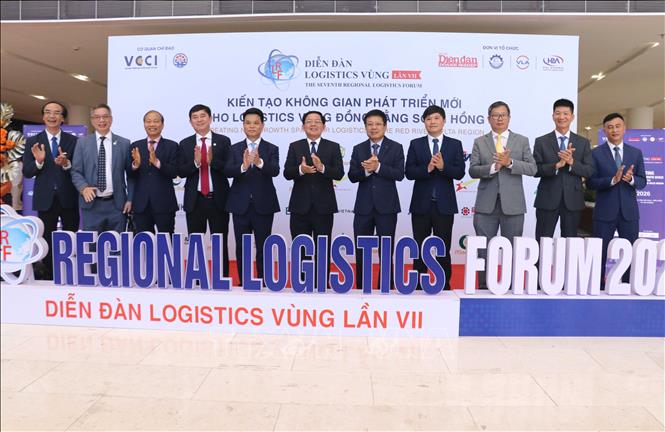 Phó Thủ tướng Hồ Quốc Dũng chụp ảnh lưu niệm với các đại biểu tại sự kiện. Ảnh: Hoàng Ngọc - TTXVN 
