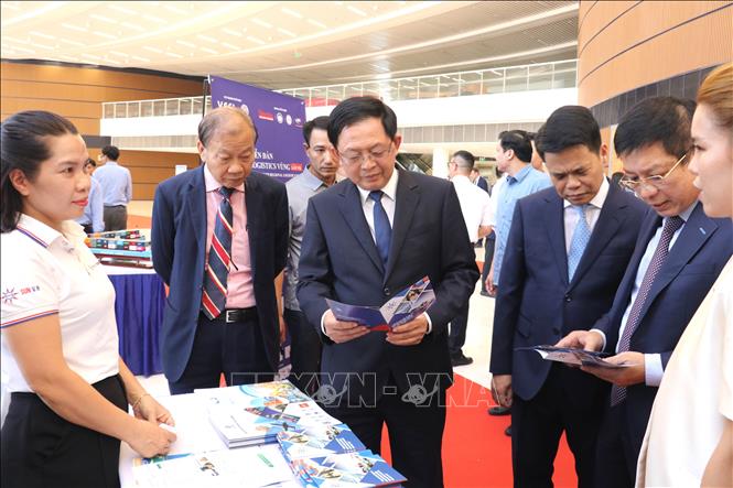 Phó Thủ tướng Hồ Quốc Dũng tham quan các gian hàng tại sự kiện. Ảnh: Hoàng Ngọc - TTXVN 