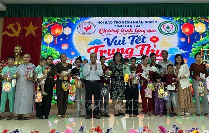 Trao quà Trung thu cho các bệnh nhi. Ảnh: Trịnh Bang Nhiệm - TTXVN