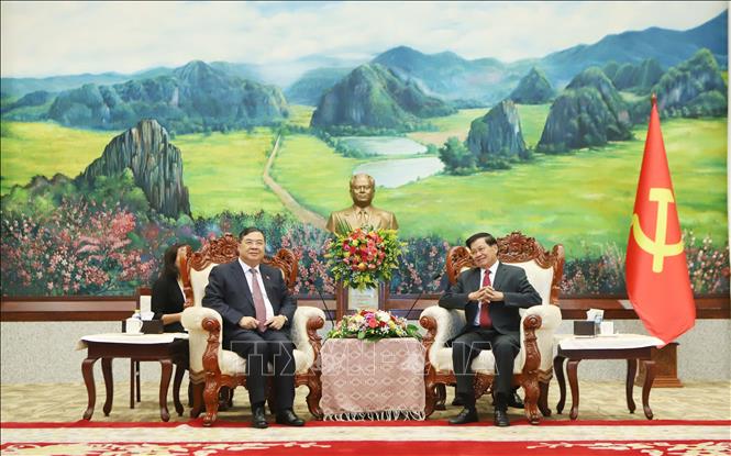Tổng Bí thư, Chủ tịch nước Lào Thongloun Sisoulith (phải) tiếp Phó Thủ tướng Thường trực Chính phủ Phạm Gia Túc. Ảnh: Xuân Tú - PV TTXVN tại Lào