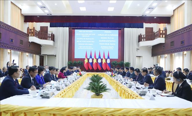 Phó Thủ tướng Thường trực Chính phủ Phạm Gia Túc hội đàm với Phó Thủ tướng Thường trực Chính phủ Lào Saleumxay Kommasit. Ảnh: Xuân Tú - PV TTXVN tại Lào