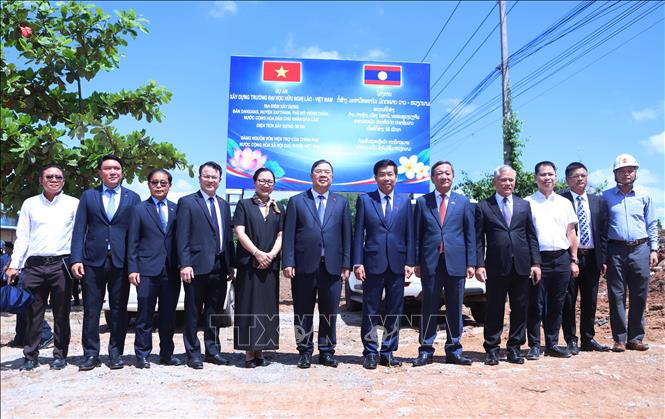 Phó Thủ tướng Thường trực Chính phủ Phạm Gia Túc và Đoàn chụp ảnh tại công trường Dự án Trường Đại học Hữu nghị Lào - Việt Nam. Ảnh: Xuân Tú - PV TTXVN tại Lào