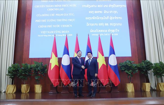 Phó Thủ tướng Thường trực Chính phủ Lào Saleumxay Kommasit đón Phó Thủ tướng Thường trực Chính phủ Phạm Gia Túc thăm làm việc tại Lào. Ảnh: Xuân Tú - PV TTXVN tại Lào