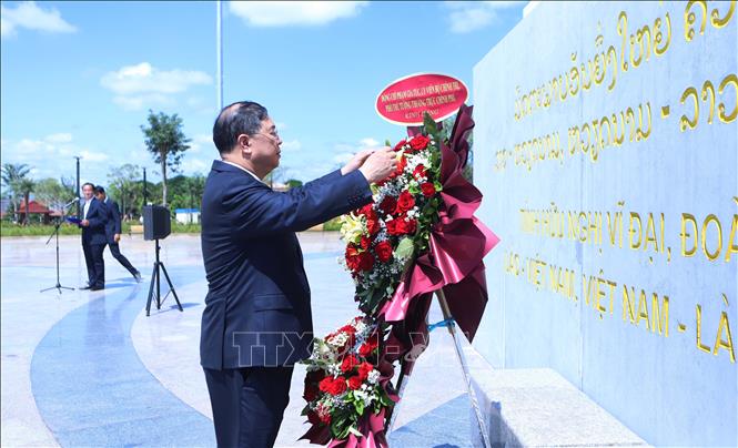 Phó Thủ tướng Thường trực Chính phủ Phạm Gia Túc dâng hoa tại Công viên Hữu nghị Lào – Việt Nam ở thủ đô Viêng Chăn. Ảnh: Xuân Tú - PV TTXVN tại Lào