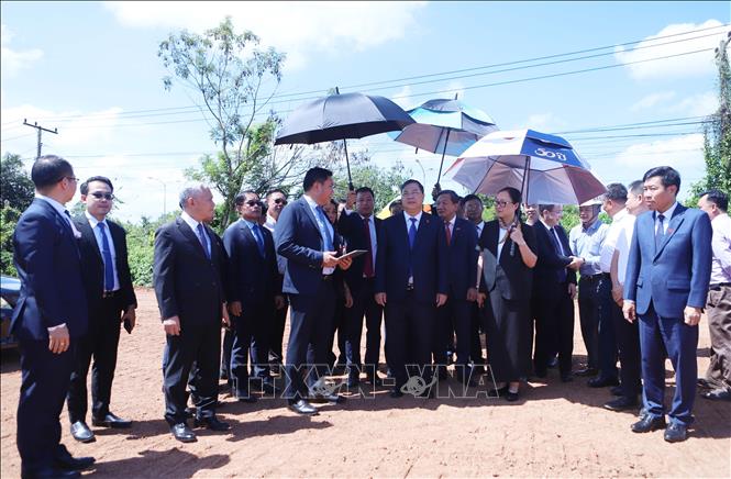 Phó Thủ tướng Thường trực Chính phủ Phạm Gia Túc nghe báo cáo tiến độ Dự án Trường Đại học Hữu nghị Lào - Việt Nam. Ảnh: Xuân Tú - PV TTXVN tại Lào