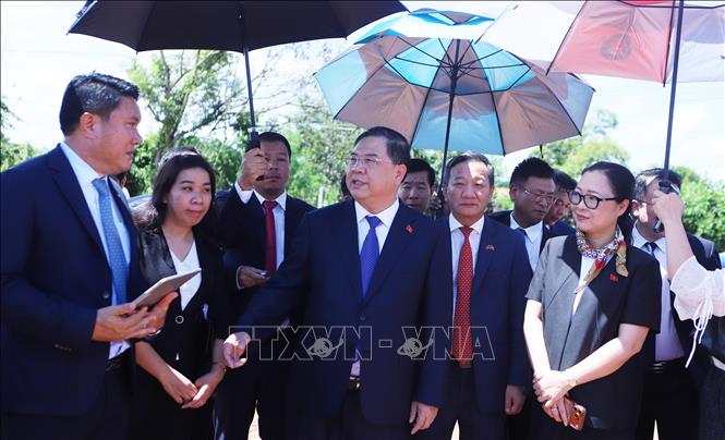 Phó Thủ tướng Thường trực Chính phủ Phạm Gia Túc chỉ đạo tại Dự án Trường Đại học Hữu nghị Lào - Việt Nam. Ảnh: Xuân Tú - PV TTXVN tại Lào