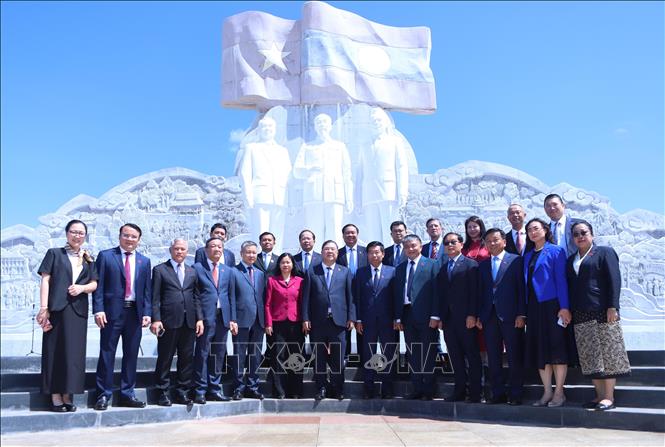 Phó Thủ tướng Thường trực Chính phủ Phạm Gia Túc và Đoàn chụp ảnh tại Công viên Hữu nghị Lào – Việt Nam ở thủ đô Viêng Chăn. Ảnh: Xuân Tú - PV TTXVN tại Lào