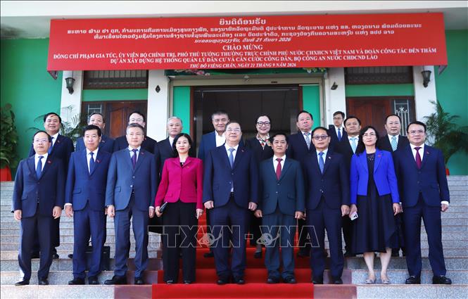 Phó Thủ tướng Thường trực Chính phủ Phạm Gia Túc (giữa) chụp ảnh với cán bộ, nhân viên Trung tâm Quản lý dữ liệu dân cư và căn cước công dân Lào. Ảnh: Xuân Tú - PV TTXVN tại Lào