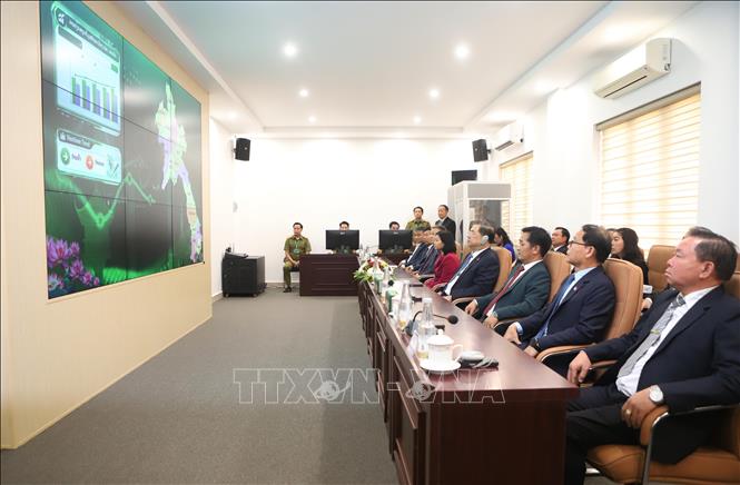 Phó Thủ tướng Thường trực Chính phủ Phạm Gia Túc và Đoàn đến thăm và nghe báo cáo tại Dự án Trung tâm Quản lý dữ liệu dân cư và căn cước công dân Lào. Ảnh: Xuân Tú - PV TTXVN tại Lào