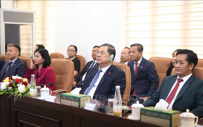Phó Thủ tướng Thường trực Chính phủ Phạm Gia Túc (giữa) đến thăm và nghe báo cáo tại Dự án Trung tâm Quản lý dữ liệu dân cư và căn cước công dân Lào. Ảnh: Xuân Tú - PV TTXVN tại Lào