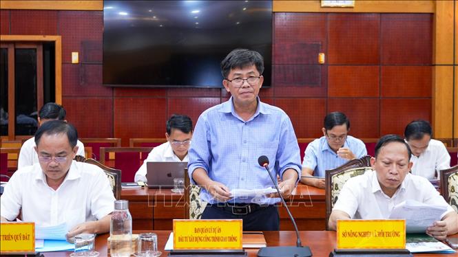 Ông Đặng Xuân Trường, Phó Giám đốc Ban Quản lý Dự án Đầu tư xây dựng Công trình giao thông tỉnh Tây Ninh báo cáo tiến độ dự án. Ảnh: Minh Phú – TTXVN