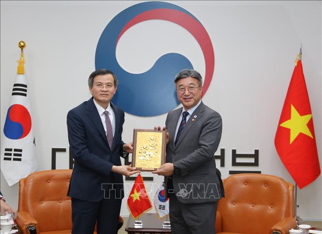 Đồng chí Đoàn Minh Huấn tặng quà Bộ trưởng Bộ Hành chính và An toàn Hàn Quốc Yoon Ho Jung. Ảnh: Khánh Vân – PV TTXVN tại Hàn Quốc