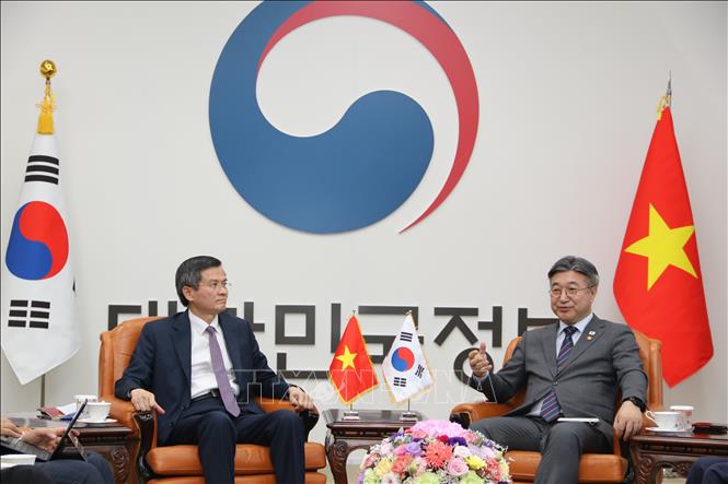 Đồng chí Đoàn Minh Huấn và Bộ trưởng Bộ Hành chính và An toàn Hàn Quốc Yoon Ho Jung. Ảnh: Khánh Vân – PV TTXVN tại Hàn Quốc