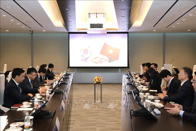 Đồng chí PGS, TS. Đoàn Minh Huấn thăm Công ty Samsung Electronics và có cuộc làm việc với Giám đốc tài chính (CFO) Park Soon-cheol. Ảnh: Khánh Vân – PV TTXVN tại Hàn Quốc