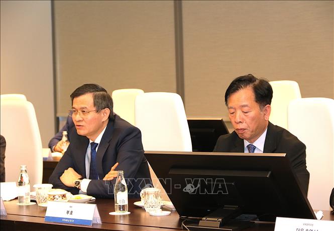 Đồng chí PGS, TS. Đoàn Minh Huấn, Ủy viên Bộ Chính trị, Giám đốc Học viện cùng Đại sứ Vũ Hồ trong cuộc làm việc tại Công ty Samsung Electronics. Ảnh: Khánh Vân – PV TTXVN tại Hàn Quốc