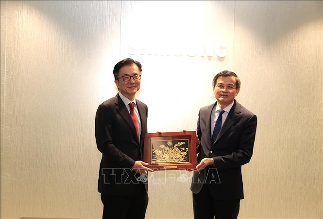 Đồng chí PGS, TS. Đoàn Minh Huấn, Ủy viên Bộ Chính trị, Giám đốc Học viện trao quà lưu niệm cho Công ty Samsung Electronics. Ảnh: Khánh Vân - PV TTXVN tại Hàn Quốc