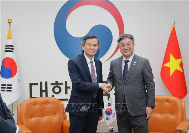 Đồng chí Đoàn Minh Huấn chụp ảnh cùng Bộ trưởng Bộ Hành chính và An toàn Hàn Quốc Yoon Ho Jung. Ảnh: Khánh Vân – PV TTXVN tại Hàn Quốc