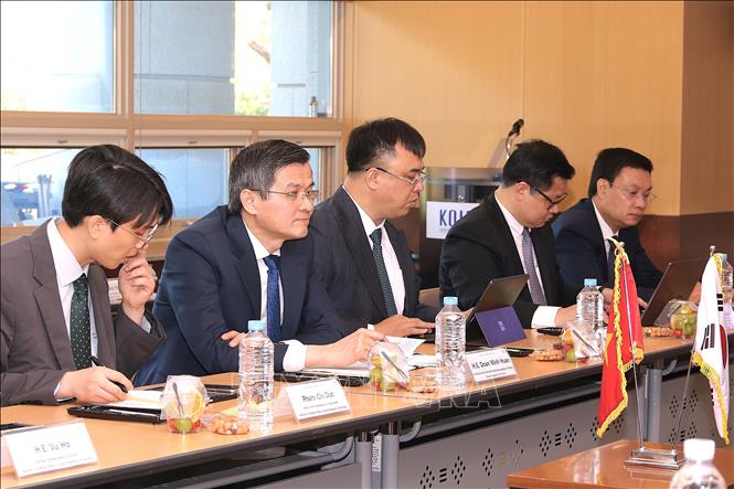 Đoàn Học viện Chính trị quốc gia Hồ Chí Minh trong buổi làm việc với ông Park Jong-min, Cục trưởng Cục Đông Nam Á, Cơ quan Hợp tác quốc tế Hàn Quốc (KOICA), ngày 21/9. Ảnh: Khánh Vân - PV TTXVN tại Hàn Quốc