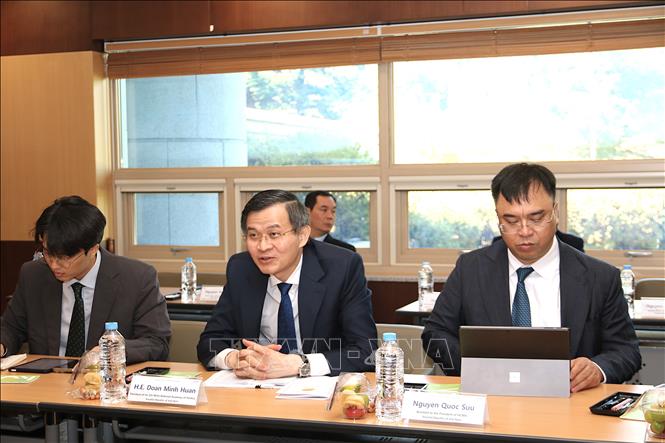 Đồng chí Đoàn Minh Huấn - Giám đốc Học viện Chính trị quốc gia Hồ Chí Minh (giữa) trong buổi làm việc với KOICA, ngày 21/9. Ảnh: Khánh Vân - PV TTXVN tại Hàn Quốc