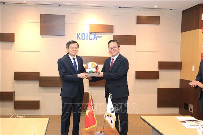 Đồng chí PGS, TS. Đoàn Minh Huấn, Ủy viên Bộ Chính trị, Giám đốc Học viện và ông Park Jong-min, Cục trưởng Cục Đông Nam Á, Cơ quan Hợp tác quốc tế Hàn Quốc (KOICA ) trao quà lưu niệm.  Ảnh: Khánh Vân – PV TTXVN tại Hàn Quốc