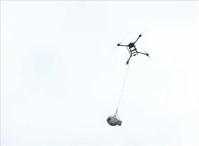 Vận hành dịch vụ vận chuyển hàng hóa, nông sản bằng thiết bị bay không người lái (UAV). Ảnh: TTXVN phát
