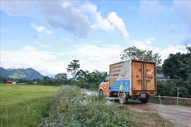 Sau khi nông sản được UAV chuyển về điểm tập kết sẽ được nhân viên Bưu điện Việt Nam thu gom và vận chuyển đến cơ sở chế biến. Ảnh: TTXVN phát