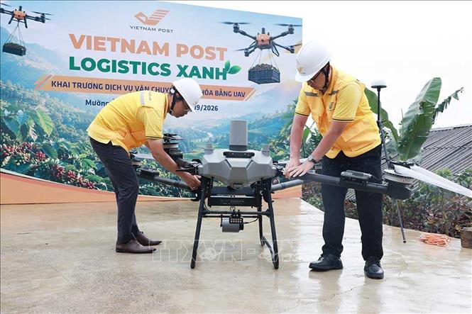 Nhân viên điều khiển UAV đang kiểm tra thiết bị để chuẩn bị vận hành. Ảnh: TTXVN phát