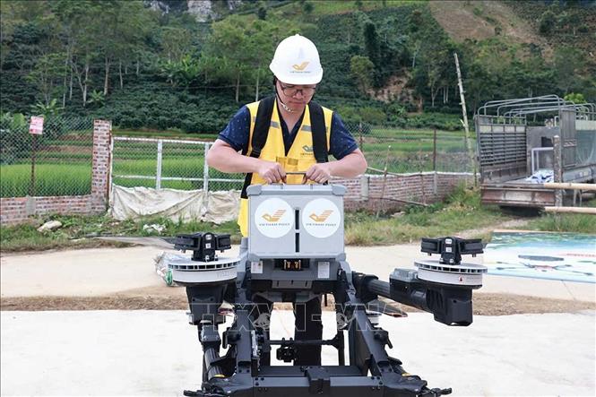 Nhân viên điều khiển UAV lắp pin để hoàn thành chuẩn bị. Ảnh: TTXVN phát