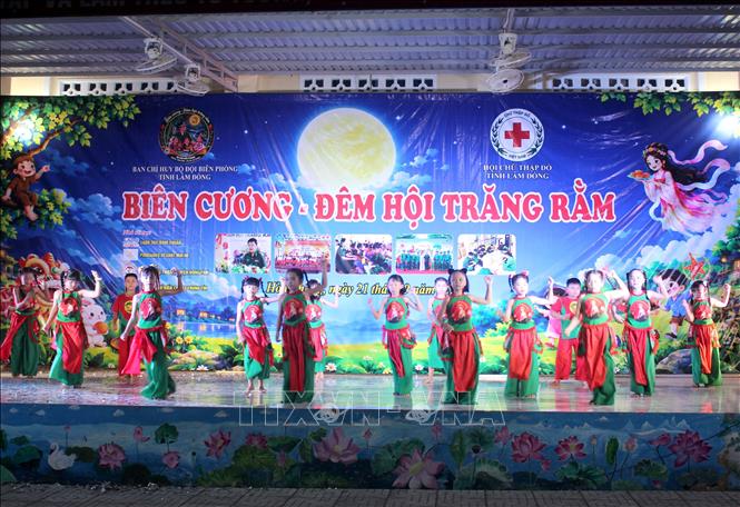 Những tiết mục văn nghệ tạo nên không khí vui tươi nhưng đầm ấm, đưa Trung thu đến sớm với trẻ em vùng biên
Ảnh: Hồng Hiếu - TTXVN